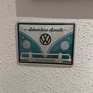 Nostalgic-Art Retro Blechschild 'VW Bulli – Adventure Awaits', 15x20 Cm, Offizielles Lizenzprodukt, Made In Germany