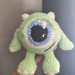 かぎ針編みのグリーンモンスターマイクの編み図 | モンスターズ