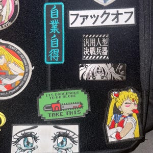 日本語の漢字で「Fuck Off」と刺繍されたアイロン接着パッチ