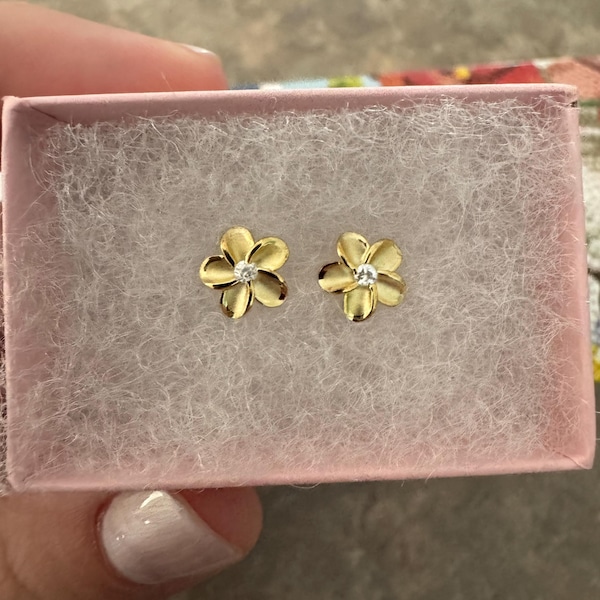 Hawaiian 15mm Plumeria With Cubic Zirconia Ring in White Gold Rhodium Hawaiian 15mm Plumeria With Cubic Zirconia Ring in White Gold Rhodium