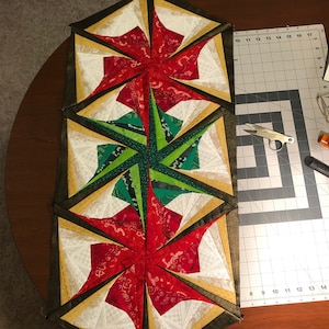 Twisted Log Cabin Poinsettia Table Runner Pattern Table Etsy