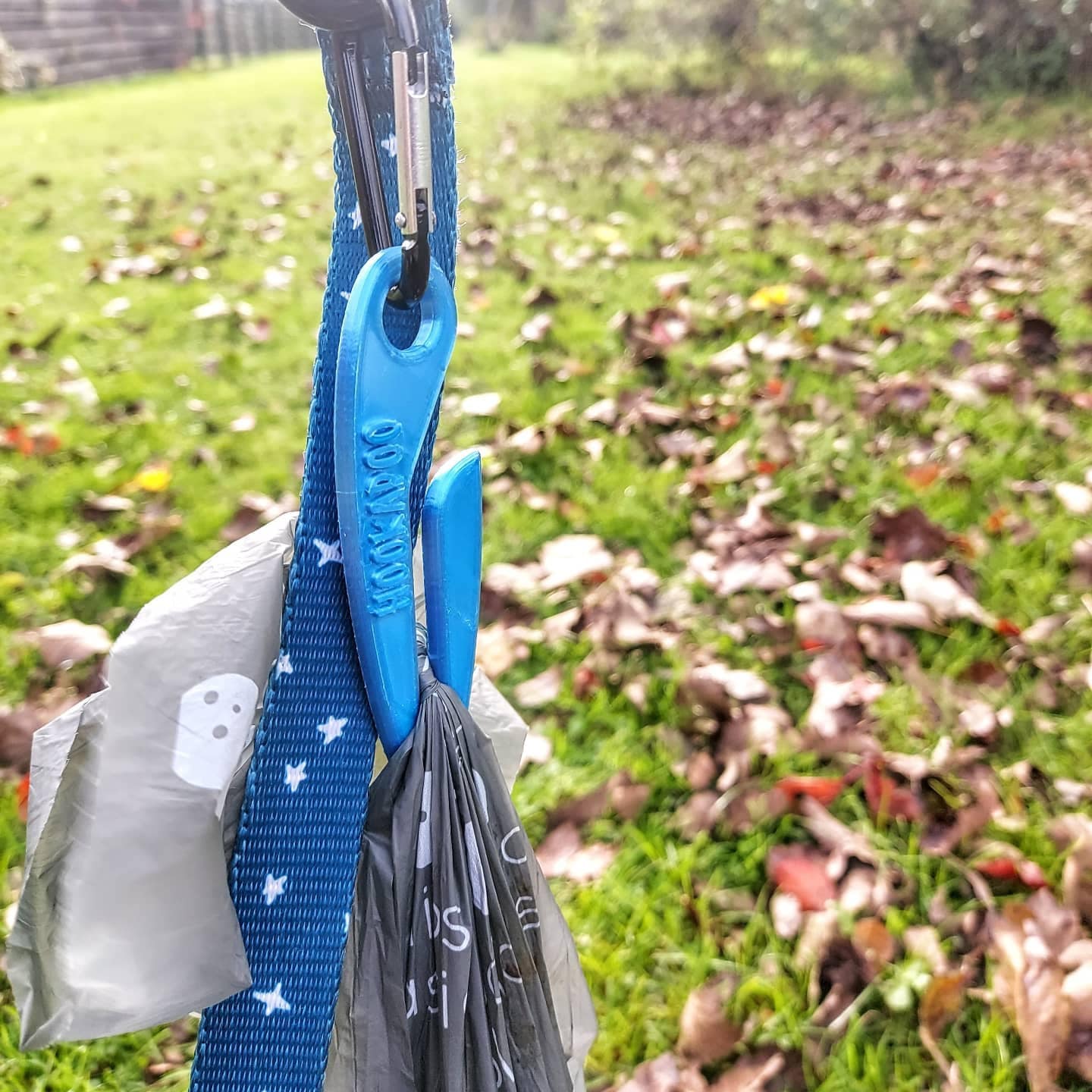 Hookapoo Dog Poop Bag Carrier Dog Poo Holder Clip on Hands free Sustainable Pink and Blue, Poo Hook