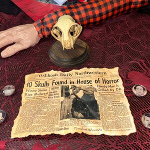 連続殺人犯の新聞記事と4つのマグネット ジェフリー・ダーマー テッド