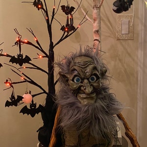 Estátuas de jardim, criatura posável do Hobgoblin, criatura duende feita à  mão, duende articulado do Hobgoblin com membros rotativos, criatura em  tamanho real para decoração de Halloween (cinza)