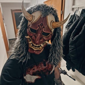 Japans Oud Ijzeren Masker Met Gesloten Mond, Een Gigantische Onigawara-dakpan Die Demon of