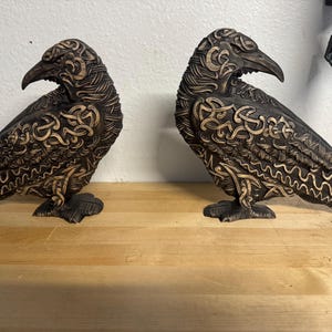 Younoo1 Statue de Corbeau Ornements en Bois Dieux Païens Nordiques Découpant Le Décor de Tenture Murale en Bois de Rune Nordique Païenne Sculpture Artisanat pour Décoration Maison (Bois