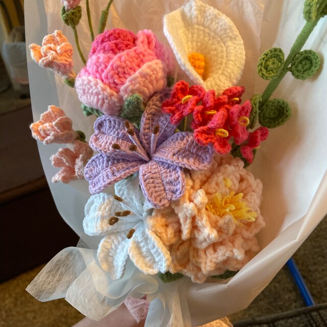 手作りかぎ針編みの花束：糸の花束、編み物のバラ、チューリップ