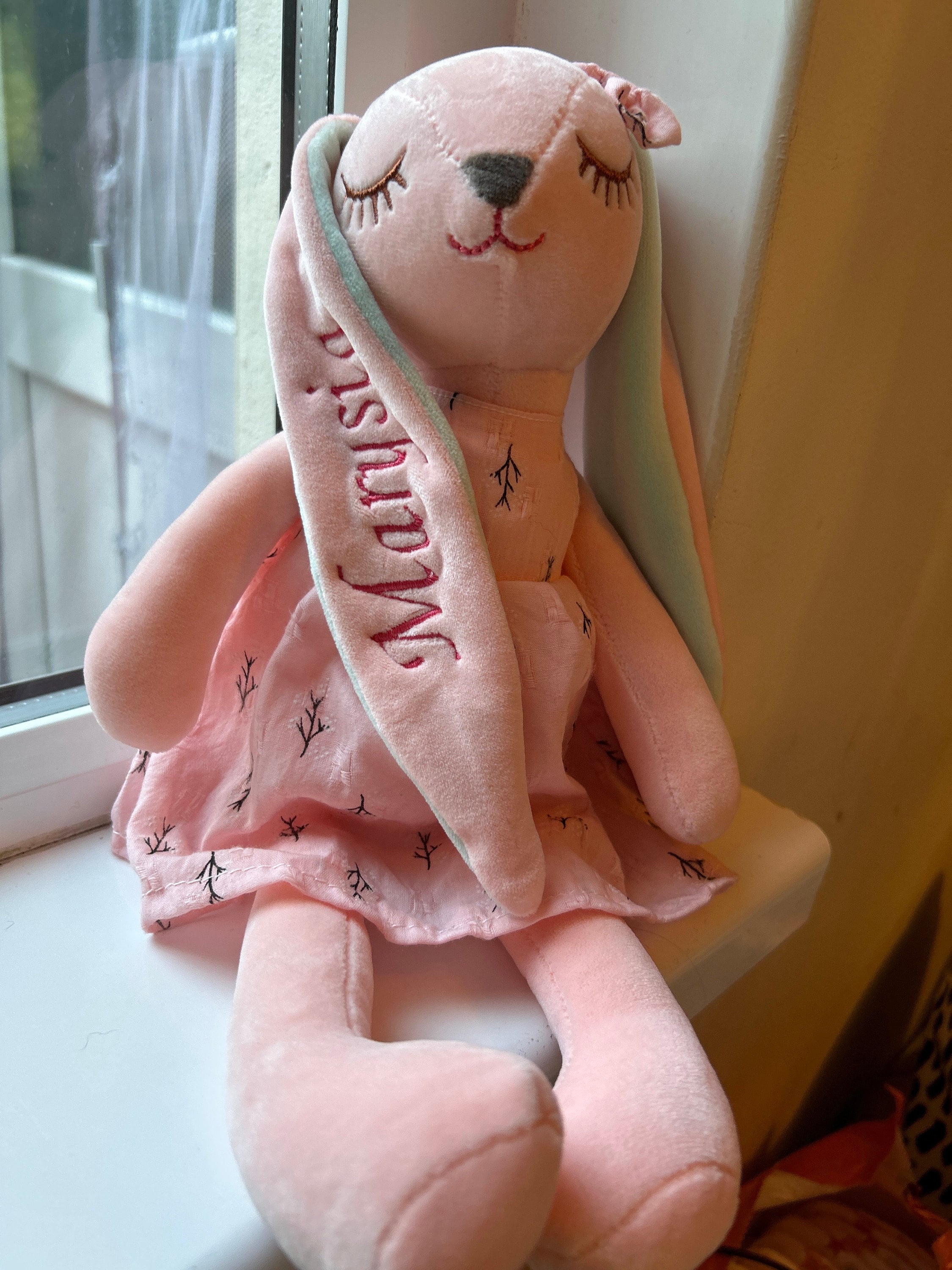 Entzückender personalisierter Hase: Ein aufmerksames Babyparty-Geschenk für Neugeborene - Personalisierter Hase mit Stickerei