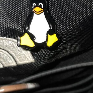 Tux the Linux ペンギンのエナメルピン、かわいい! - Etsy 日本