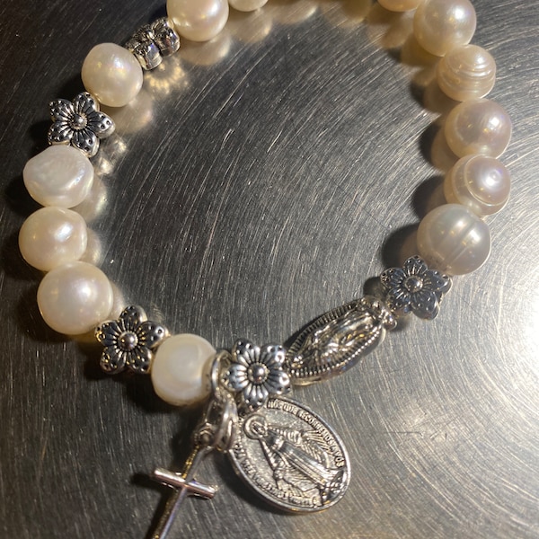 Weisinger Designs 9mm Pearl Stretch Bracelet with Miraculous Mary Medal