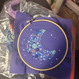 花柄三日月手刺繍サンプラー、DIYサンプラー、天体刺繍フープアート