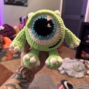 かぎ針編みのグリーンモンスターマイクの編み図 | モンスターズ