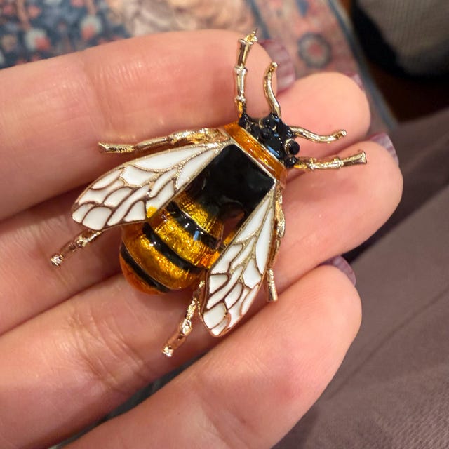 Vintage Jewelry Beautifully Detailed Realistic Enamel Bee Pin
