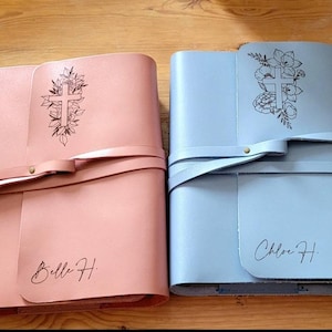 Housse de Bible personnalisée avec nom et fleur de naissance, étui en cuir avec poignée et