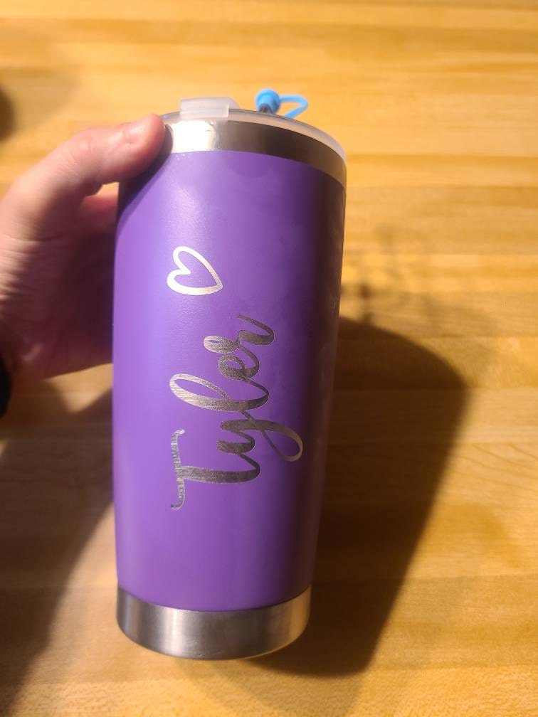 Personalisierter 20 oz Becher, Reisebecher mit individuellem Namen, Becher mit Lasergravur, Wasserbecher aus Edelstahl, Brautjungfernbecher, Isolierbecher