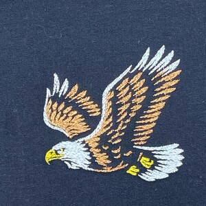空飛ぶハクトウワシの刺繍デザイン - 雄大なアメリカの鳥、濃い色の