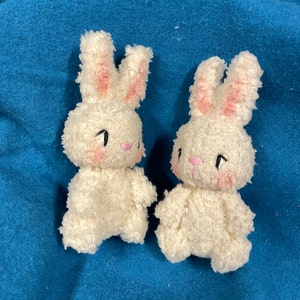 かわいいミニチュアのぬいぐるみうさぎ。愛らしい小さなぬいぐるみ