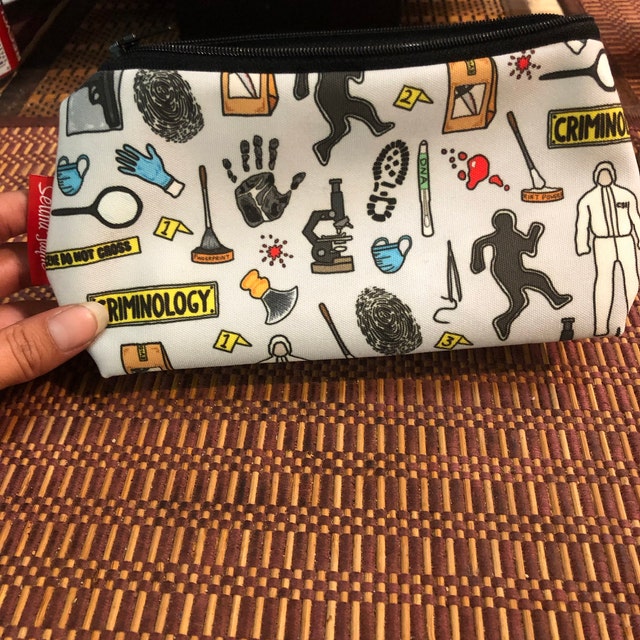 Kosmetiktasche 'Frieden Liebe Criminal' – Krimi-Fan Geschenk Für Frauen & Mädchen | 23x17 Cm