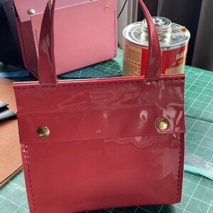 ローズレッドカラーのパテントレザーハイド // 本物の動物ラッカー