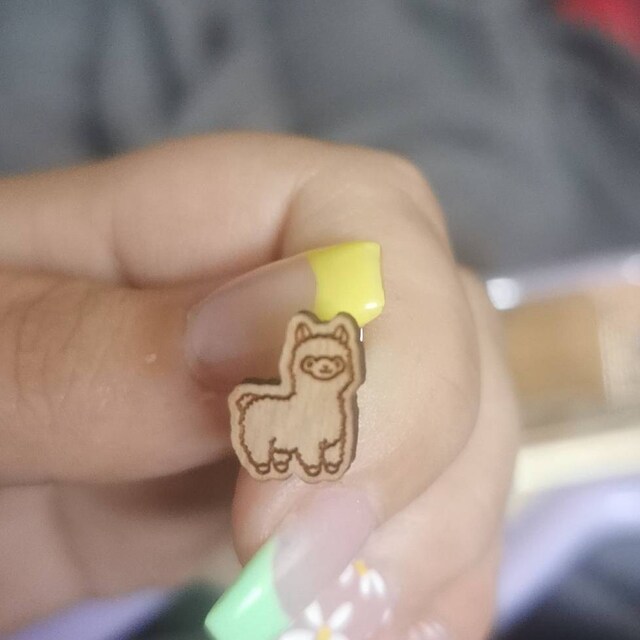 Orecchini a bottone con lama e alpaca dipinti a mano