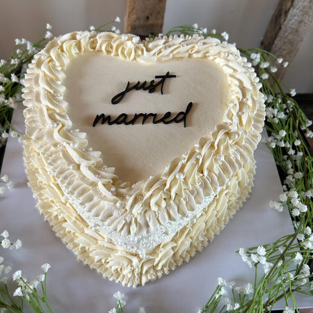 Orme Magiche: Cake topper personalizzato sposi abbracciati con due cani