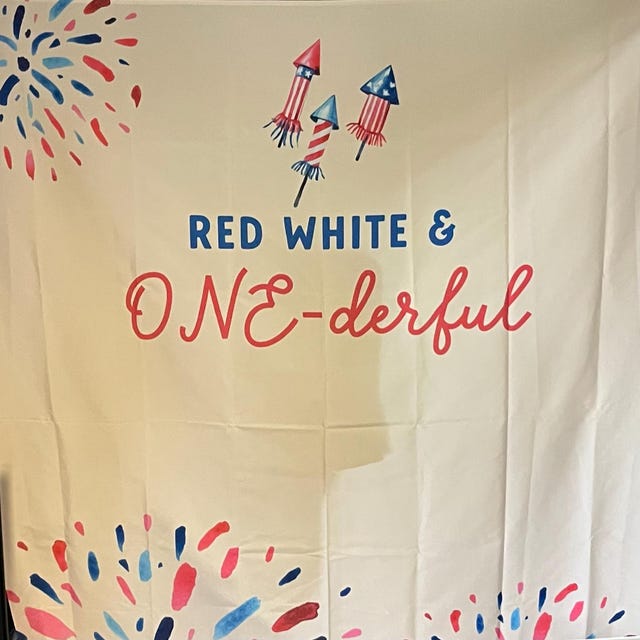 Fotohintergrund Babyparty 4.Juli - "A Little Firecracker Is On The Way", 210x150 Cm, Rot-weiß-blau, Aus Polyester