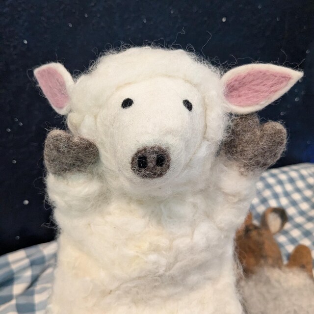 羊毛フェルトで作られたふわふわの子羊のハンドパペット、ウォルドルフ