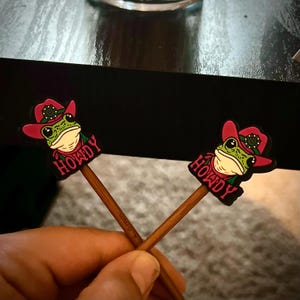 Frog Needle Stoppers, Cute Cowboy Frog Silicon Stitch Protectors, Funny Knitting Tools and Notions, "Howdy" Stitch Stoppers