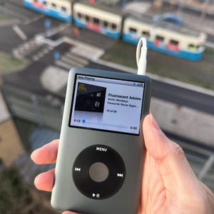 Apple iPod Classic - 第 7/6 世代、グレー (3000 mAh バッテリー