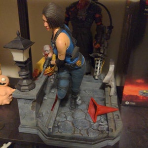 バイオハザード 3 のジル バレンタインに触発されたジオラマ + コップ