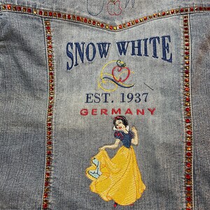 白雪姫　刺繍　タペストリー　ヴィンテージ レトロ　ディズニー プリンセス白雪姫ロゴ機械刺繍。1937年創業。 - Etsy 日本