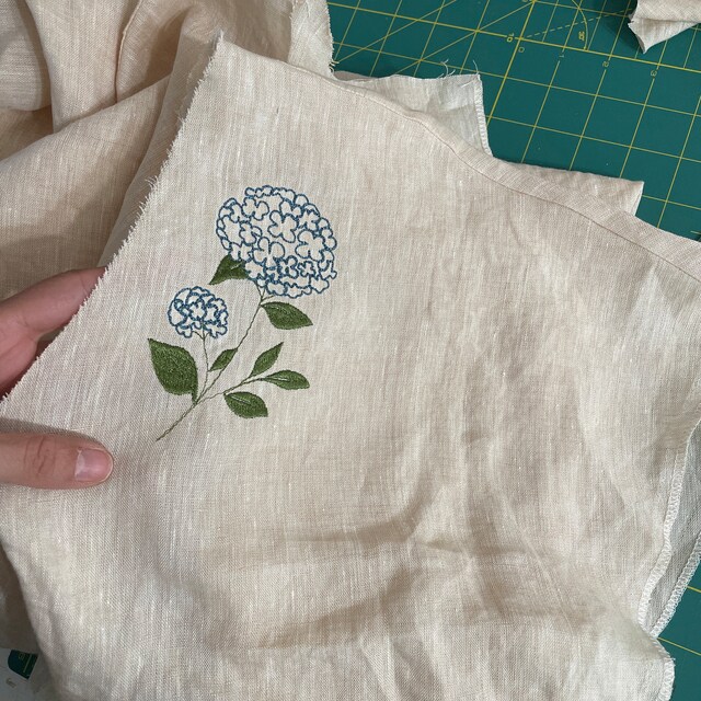 マメクロゴウチ　TunicWithSmallFlower　Embroidery Bouquet Embroidery Satin Embroidery Easy stitches for