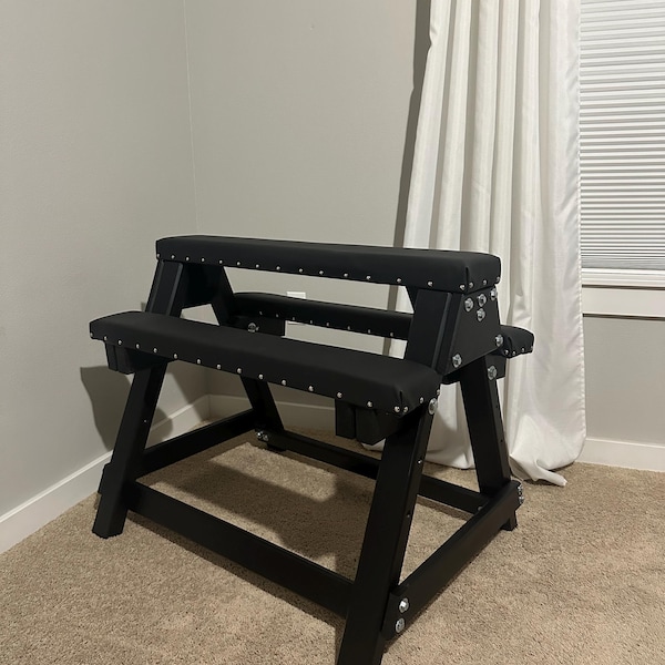 Banc portable BDSM avec contrainte de flagellation et fessée
