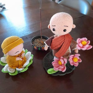 蓮の台座に乗った小さな僧侶 - あみぐるみ編み図 - Etsy 日本