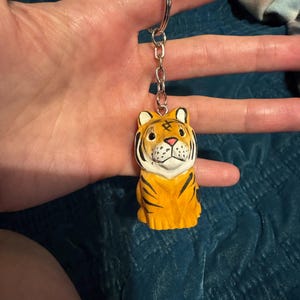 トラの木製キーホルダー｜手彫りのベンガル猫の素朴なギフト - Etsy 日本