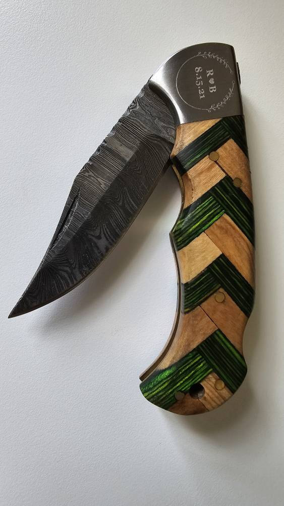 Handgemachtes Damast-Taschenmesser mit Olivenholzgriff, Geburtstagsgeschenk, Klappmesser, Bräutigamsmann-Geschenk, Jahrestag, Hochzeit, personalisiertes Geschenk für Männer