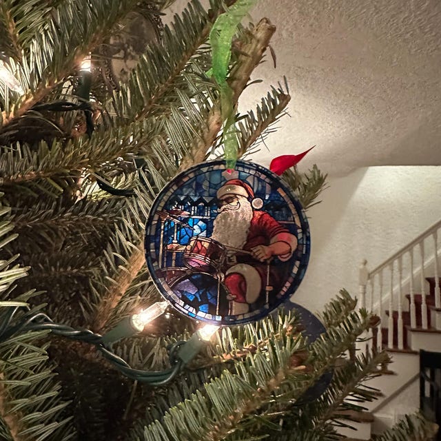 Ornement ovale de Noël de petit garçon de batteur