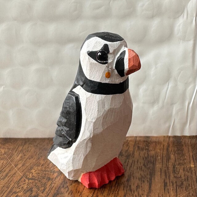 パフィンの木製置物｜手彫りの素朴な北極の鳥のミニチュア装飾 - Etsy 日本