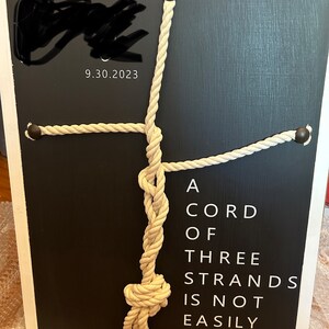 Segno Di Unità Matrimoniale In Legno A Croce Con Corda Intrecciata - 'Una Corda A Tre Capi Non Si Rompe Facilmente' Ecclesiaste 4:12 - 3