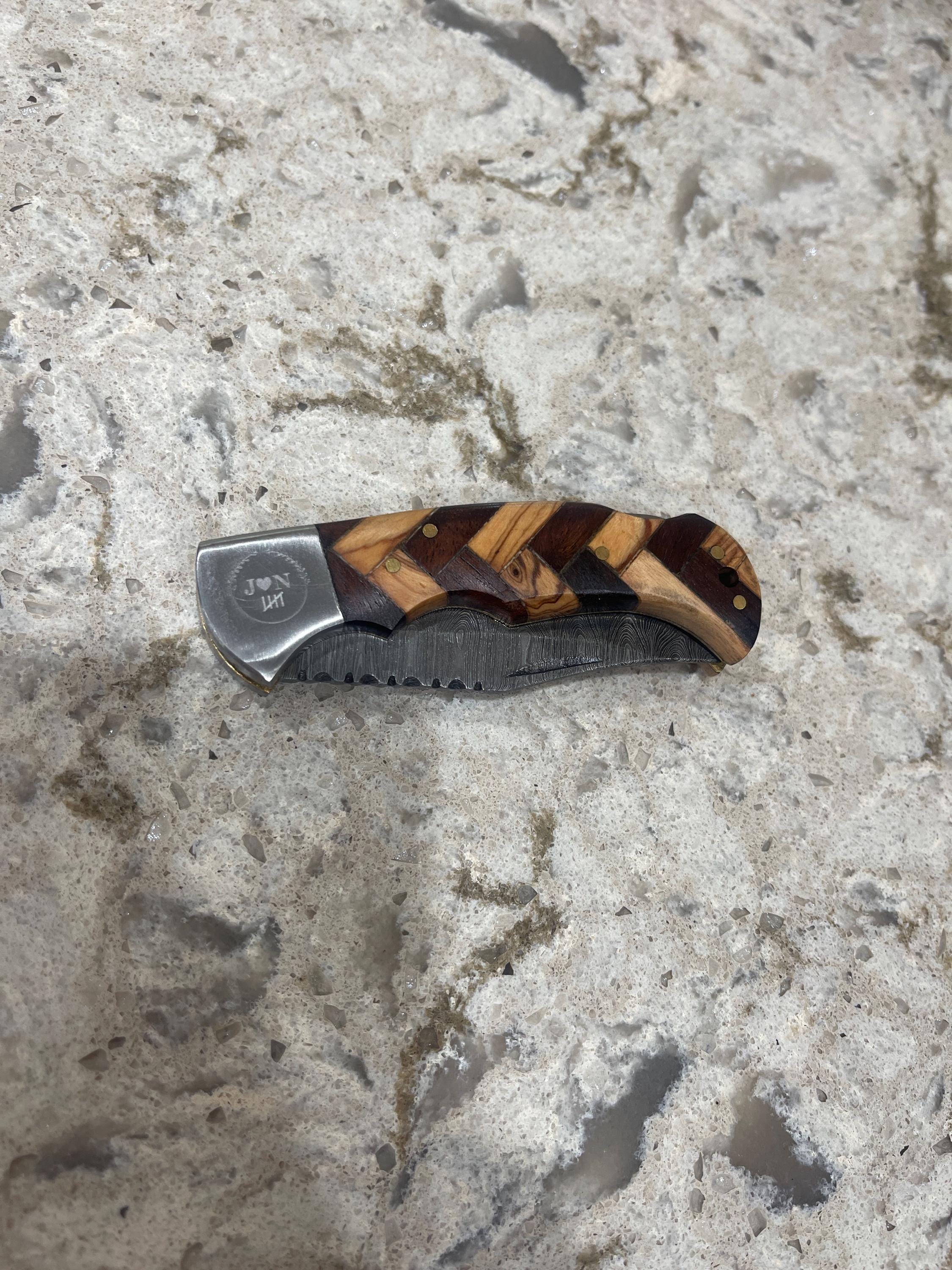 Handgemachtes Damast-Taschenmesser mit Olivenholzgriff, Geburtstagsgeschenk, Klappmesser, Bräutigamsmann-Geschenk, Jahrestag, Hochzeit, personalisiertes Geschenk für Männer