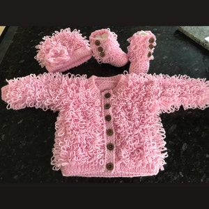 Snuggly Câble Set Baby VINTAGE KNITTING PATTERN Cardigan Chapeau Couverture 16-22" Snuggly Câble Set Baby VINTAGE KNITTING PATTERN Cardigan Chapeau Couverture 16-22"