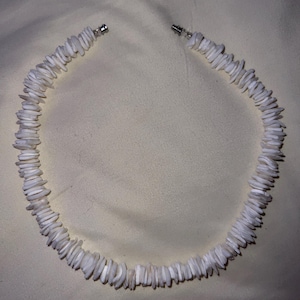 ネックレス・チョーカー Shell Necklace (White) Puka Seashell Necklace or Choker White Square Cut Chip