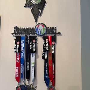 スパルタンレースヘルメットメダルホルダー - トリフェクタ