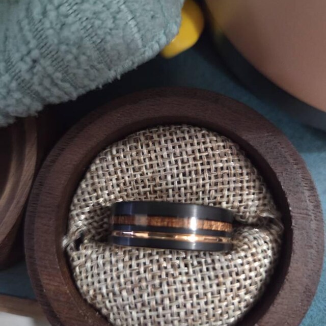 Anello Uomo In Tungsteno Nero Con Intarsio In Legno Koa E Silhouette Di Cervo - Larghezza 8mm, Fede Nuziale O Anello Di Fidanzamento