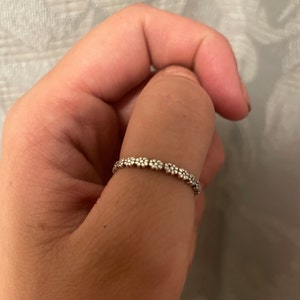 Classic daisy flower band ring deals