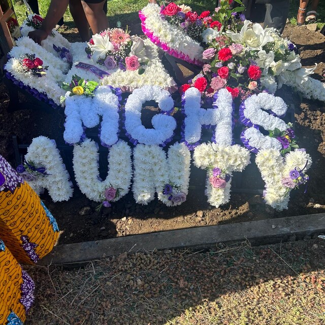 Personalised Artificial Silk Funeral Tribute Wreath – Any 4-Letter Name – MUM NANA DAD Etc – MySilkFlowers
