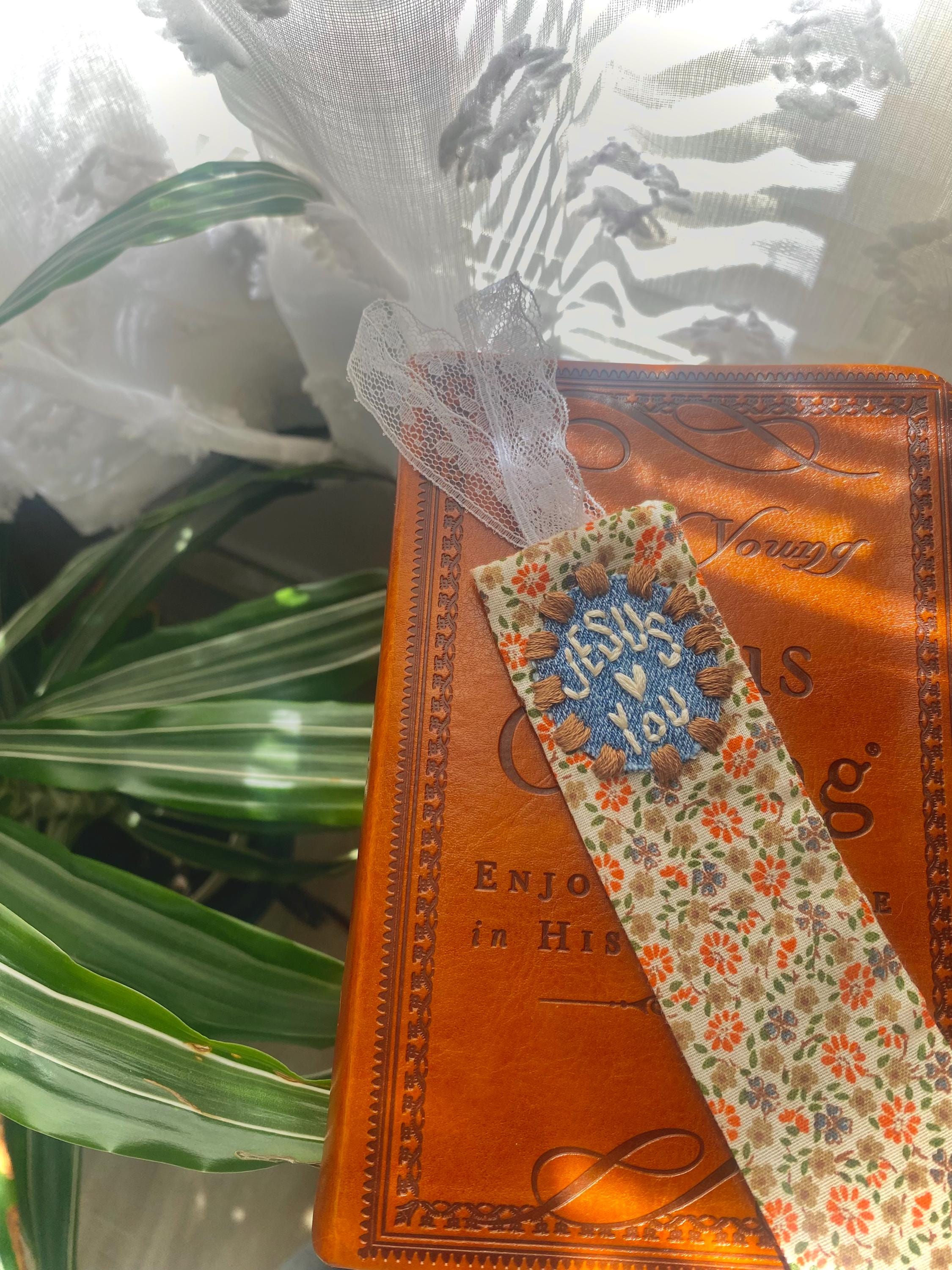 embroidered fabric bible bookmark (Jesus loves you)