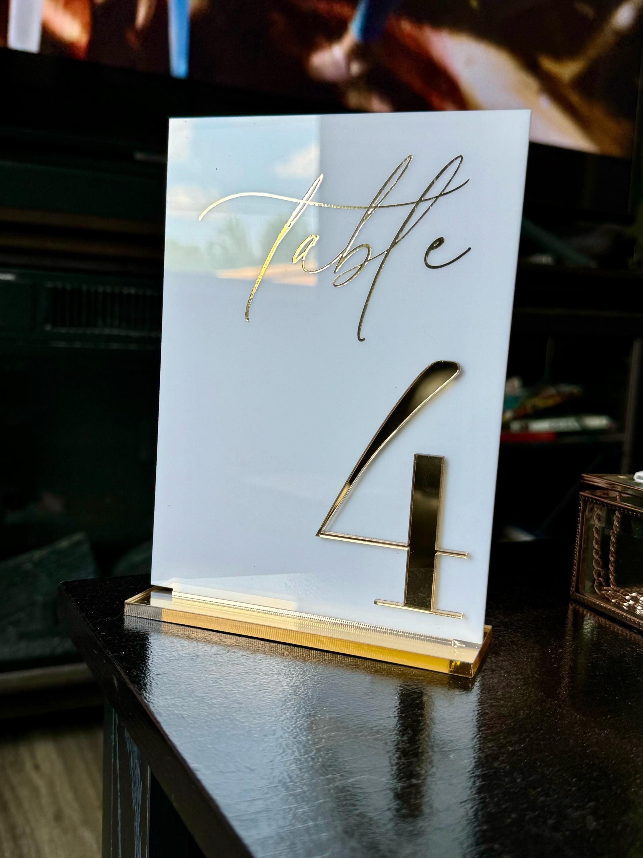 Tischnummern für Hochzeiten - Weiße Acryl-Tischschilder mit 3D-Goldspiegel - Tischdekoration für Hochzeiten - Tischnummern mit Ständern - Tischdekoration für Hochzeiten