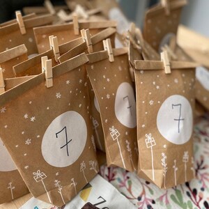 Calendrier De L'Avent DIY - 25 Sacs En Papier Kraft + Autocollants Chiffres + Pinces En Bois - Déco Noël à Remplir - 4