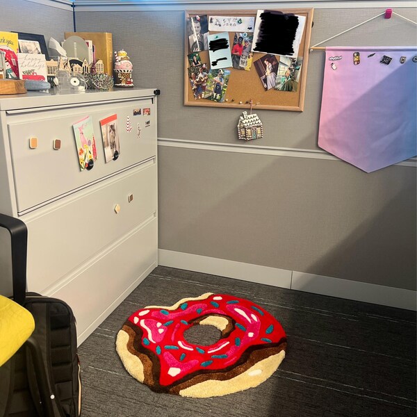 Handmade Sassy Lips Tufted Rug, Funky Pop Art Tongue Out Floor Mat ...